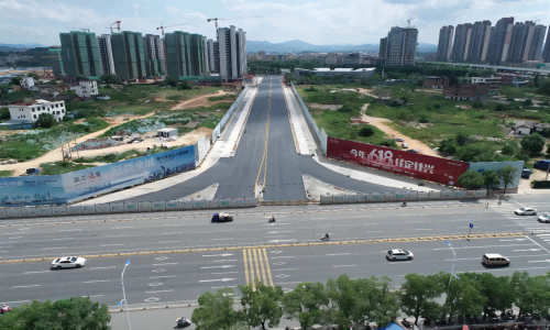 一區(qū)內(nèi)交通要道——“紅木路”建成通車